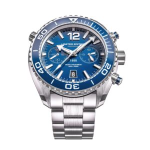 Man"u2019s silver luxury wristwatch isolated on white background 3d